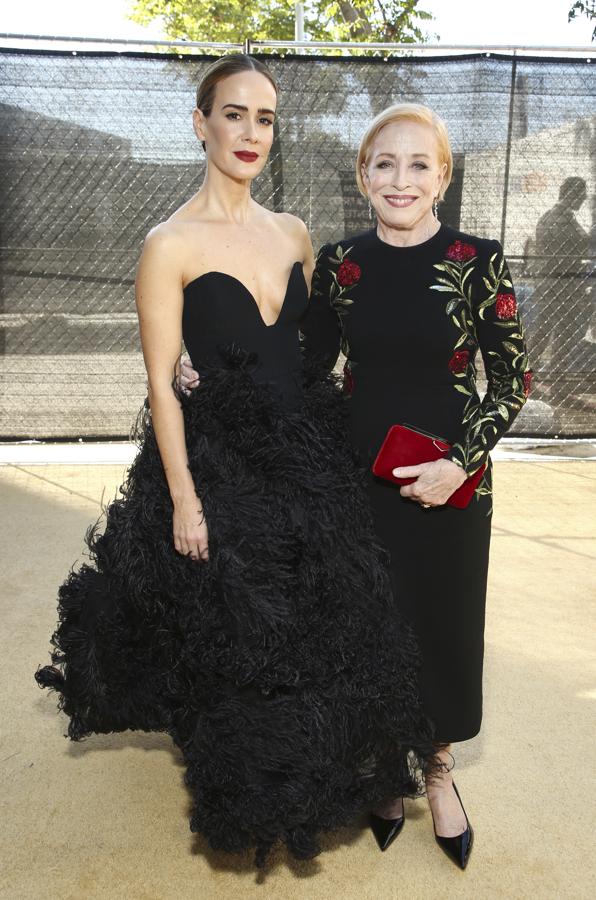 Sarah Paulson y Holland Taylor se coordinaron para llegar de negro.