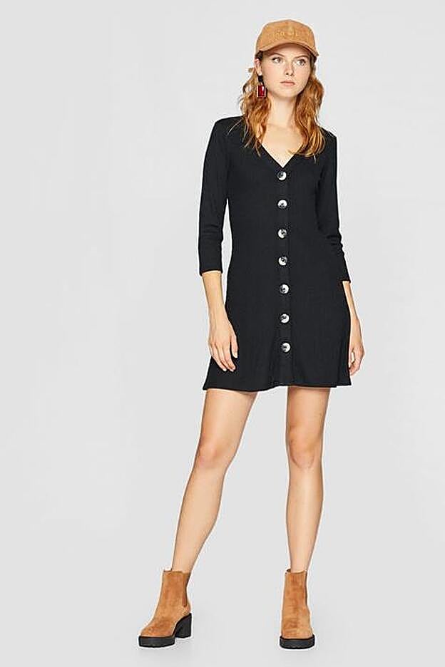 La fiebre de los grandes botones traspasa el verano con este diseño híper sencillo con múltiples posibilidades de combinación (12,99 euros). En color burdeos es precioso.