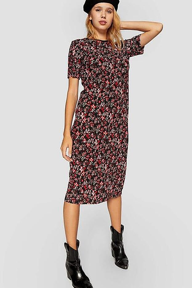 Nuestro favorito de largo en la sección revival de los 90: plisado, midi y recto (25,99 euros).