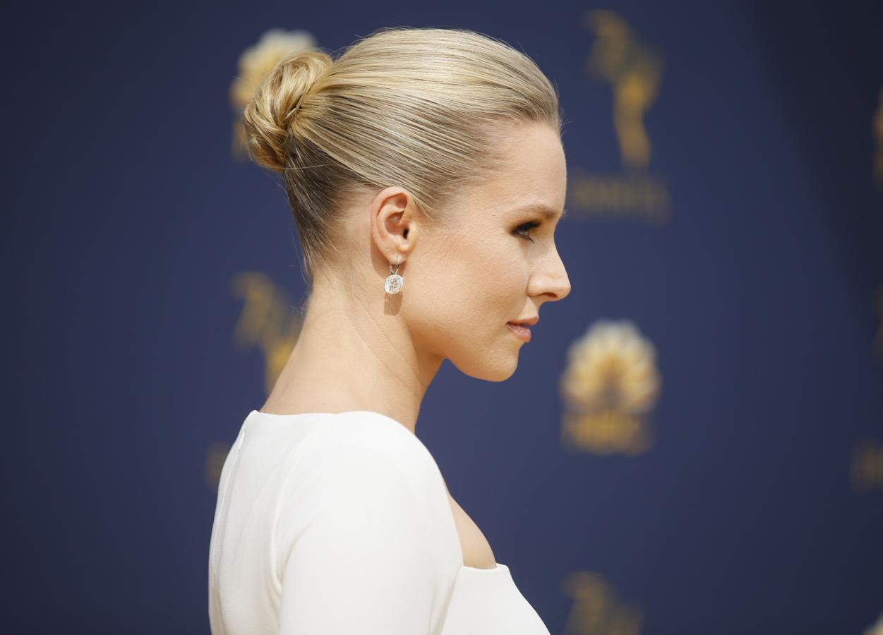 Impecable el moño de bailarina de la actriz de The Good Place y Veronica Mars.