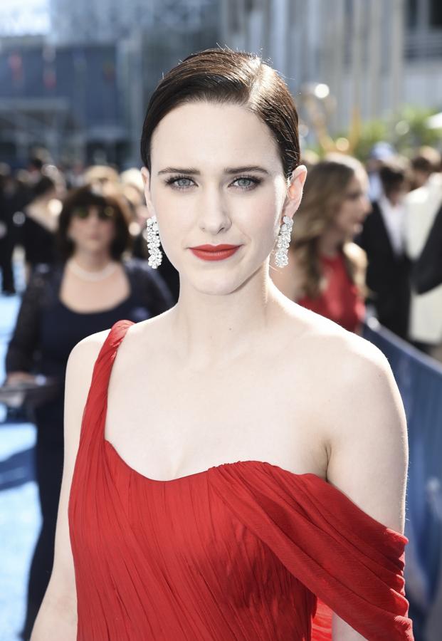 La ganadora de la noche por The Marvelous Mrs. Meisel le hizo la competencia a Claire Foy. Tanto que parecían gemelas de distintos padres con su recogido con raya a un lado y su sonrisa rouge retro.