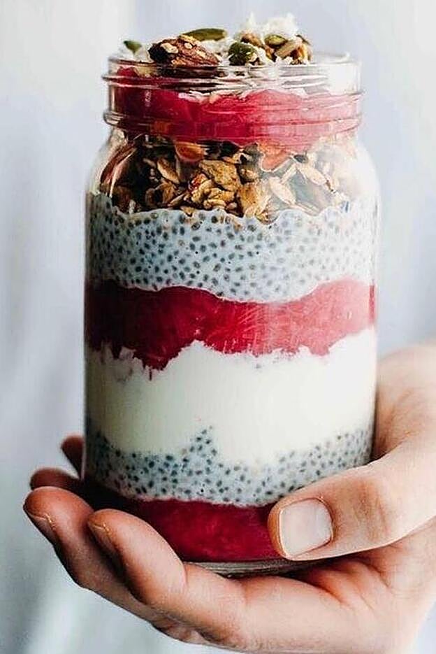 El yogur griego con frutos rojos es la comida proteica perfecta para llevar contigo.