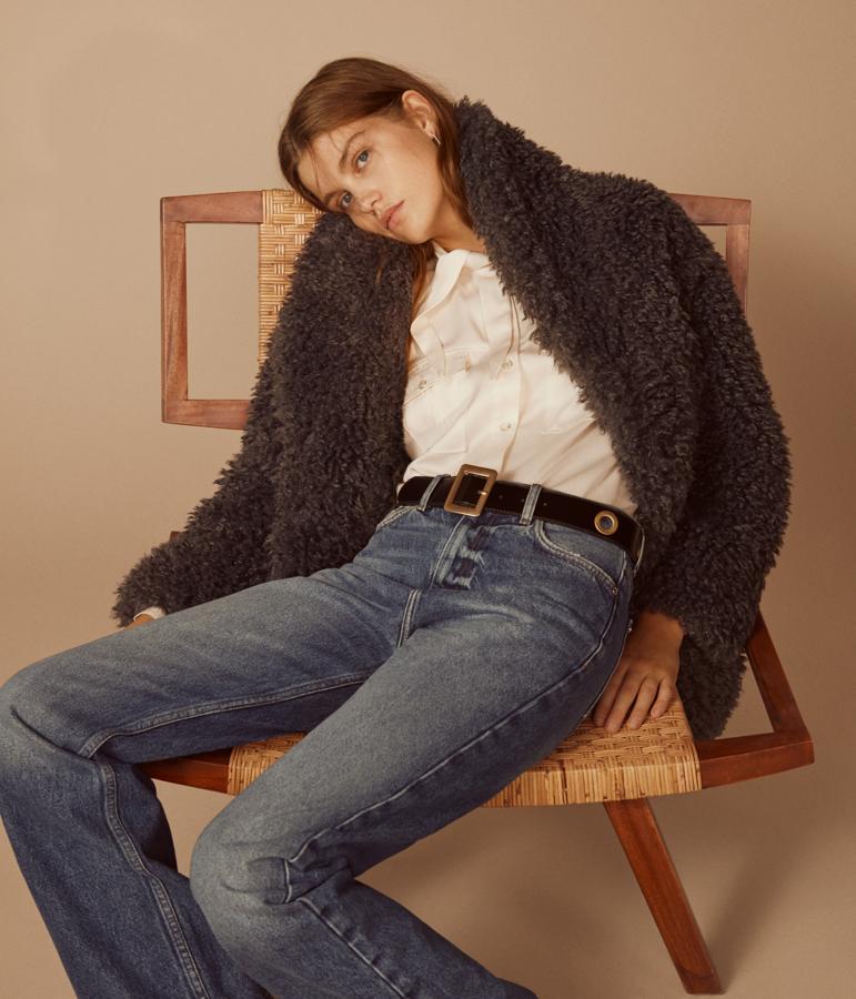 El 'teddy bear coat' que triunfó el invierno pasado  vuelve a abrazarnos este otoño reinventado, y los abrigos de pelo (sintéticos en su mayoría) ahora llegan en un acabado más rizado de 'borreguito'. Sí, como el forro de las cazadoras que te ponía tu madre de pequeña, pero en versión trendy.