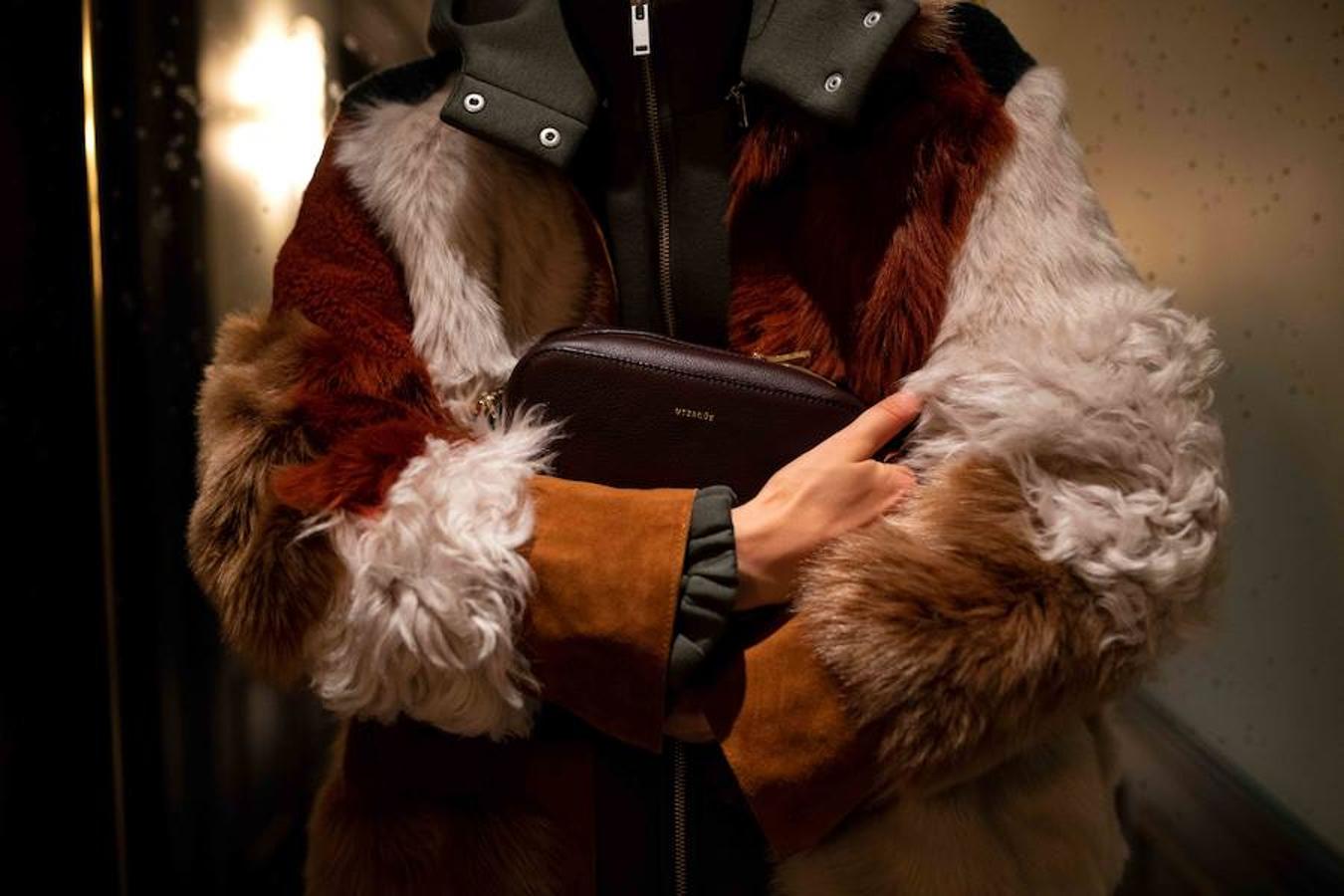 Los abrigos como este mezclan diferentes pieles, texturas y tonos.