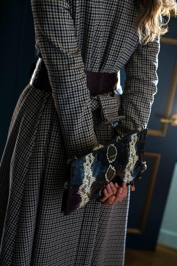 Los contrastes triunfan. El mejor ejemplo es una gabardina de cuadros como esta con la cartera de serpiente. No le tengas miedo a las mezclas de estampados.
