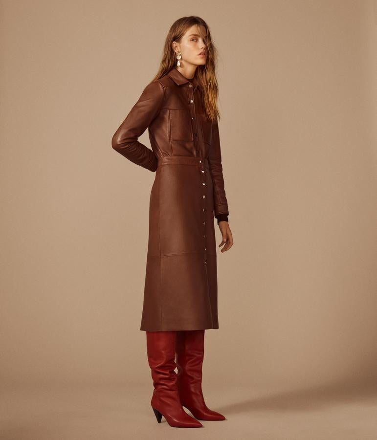 ¡Y tiro porque me toca! Un nuevo ejemplo de que los setenta es la década prodigiosa de la moda que vuelve este otoño. La piel (o los materiales efecto piel) estará muy presente en nuestro armario, y nos propondrá atrevernos hasta con 'total looks'.