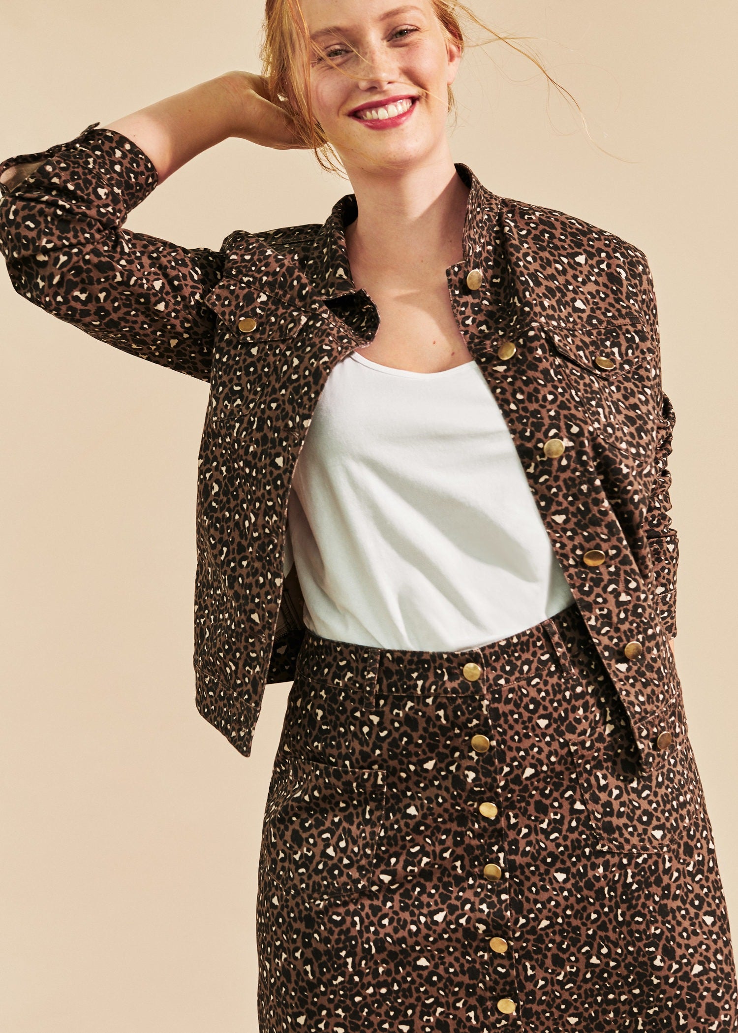 El clásico estampado de leopardo, en versión vaquera: qué buenísima idea de Violeta by Mango (49,99 euros+39,99 euros).