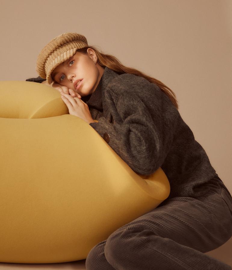 Si este último verano vivimos un resurgir de las gorras marineras, este complemento se mantiene durante el otoño, pero adaptado al frío: nos encanta este diseño en pana beige.