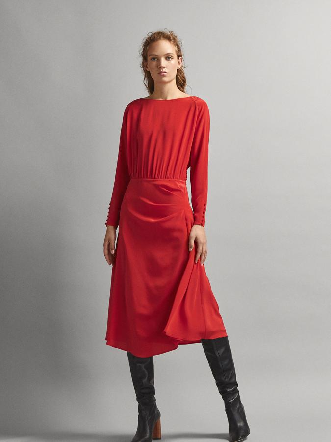 Para eventos más especiales o de noche, vestido de raso rojo con manga con detalle de botones, también de Limited Edition (199 euros). Un vestido que ya le recomendábamos a Letizia en nuestra  selección de vestidos de otoño perfectos para ella .
