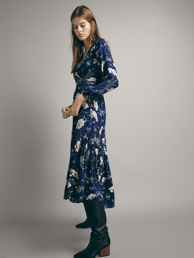 Con fondo azul y flores en blanco, con volante grande en el bajo (99,95 euros). (