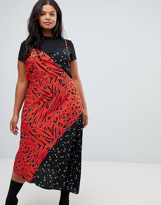 Originalísimo por su diseño cruzado y la mezcla de estampados. Queda fantástico con una camiseta negra y también con una sencilla blazer (Asos Design, 48,99 euros).