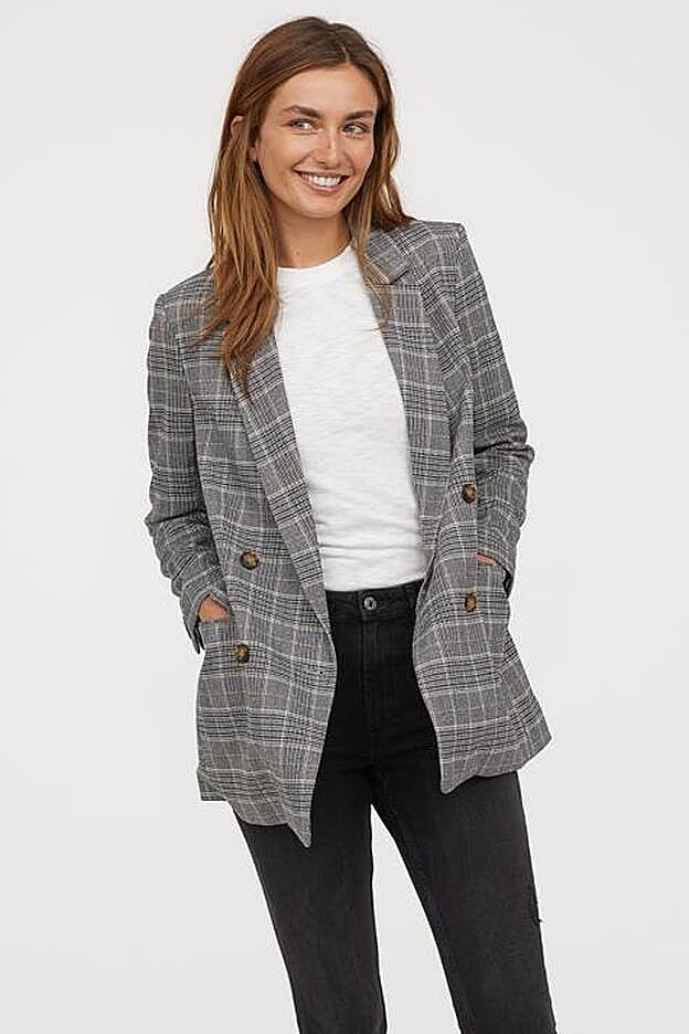 2. Blazer versátil. No te las vas a quitar en todo el otoño: la llevarás con tu total look en denim, con tu camiseta favorita o con el vestido slip o de flores de turno. Es de H&M (39,99 euros).