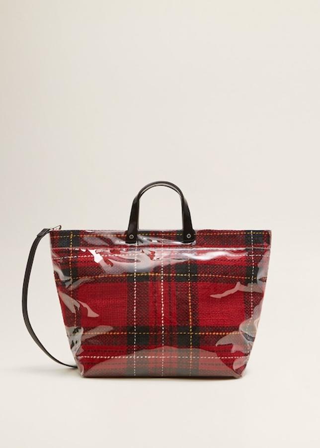Bolso 'shopper' de vinilo y con estampado de cuadros, 29,99 euros.