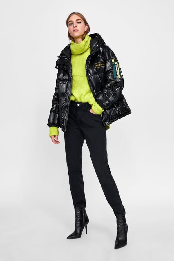 Cazadora acolchada efecto vinilo, 49,95 euros.