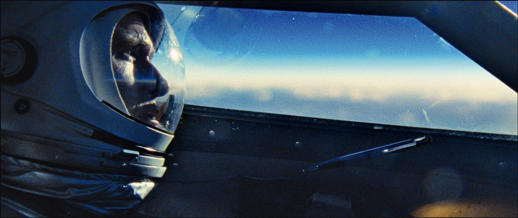 El director de La la land relata la vida de Neil Armstrong (Ryan Gosling). Claire Foy encarna a su primera esposa.