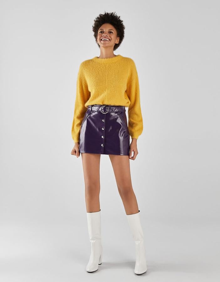 Falda corta efecto vinilo con detalle de cinturón y en color morado, 19,99 euros.