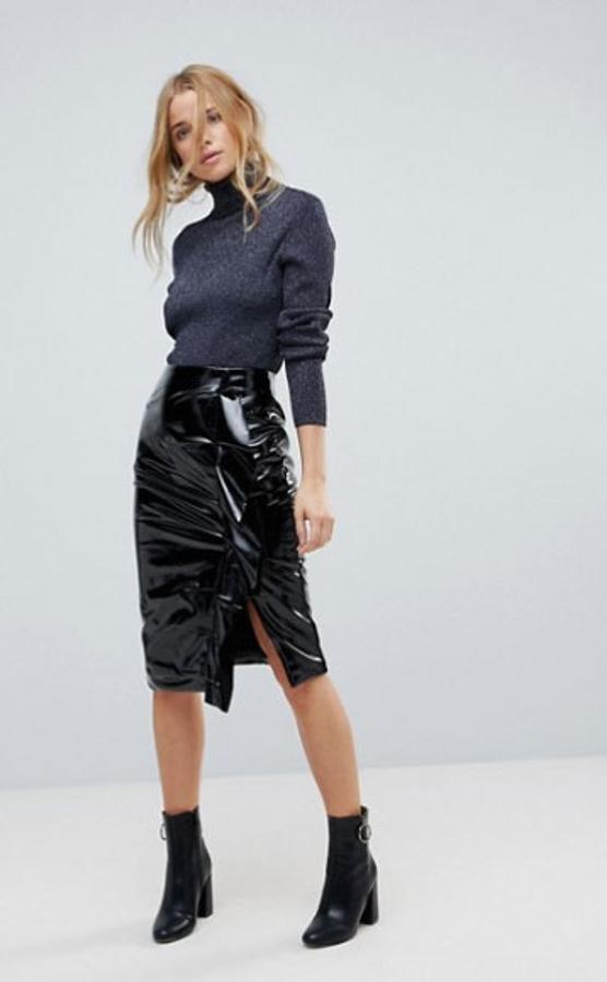 Falda midi de vinilo con detalles de frunces de Miss Selfridge, 30,99 euros.