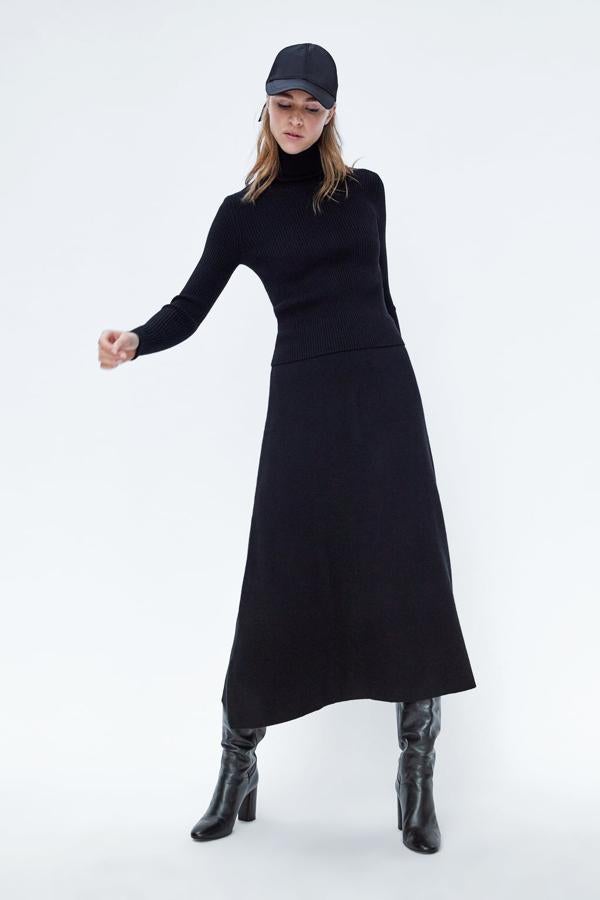 Para que una falda te ayude a lucir más estilizada recuerda que el bajo nunca debe acabar en la parte más ancha de la pierna. En este caso esta falda de punto de línea evasé tiene un largo ideal si tus piernas son muy anchas. Precio: 29,95 euros.