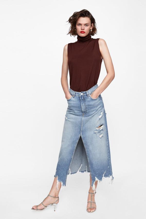 Opta por una falda midi para llevar con camisa blanca y cinturón.Te estilizará la figura. Precio: 29,95 euros.