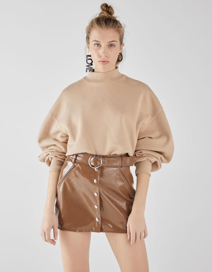 fFalda corta de vinilo en color camel y con cinturón, 19,99 euros.