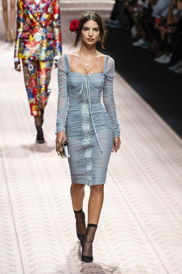 Emily Ratajkowski en el desfile de Dolce & Gabbana P/V 2019.