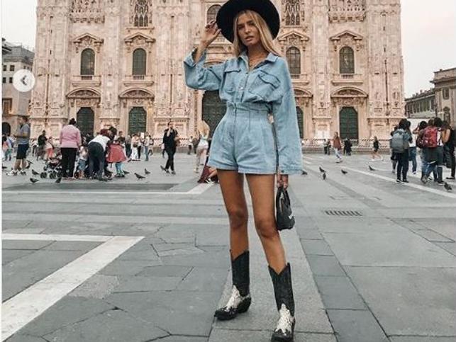 Te proponemos hacer justo lo contrario que hace Teresa Andrés: evitar denim y sombreros de vaquero.