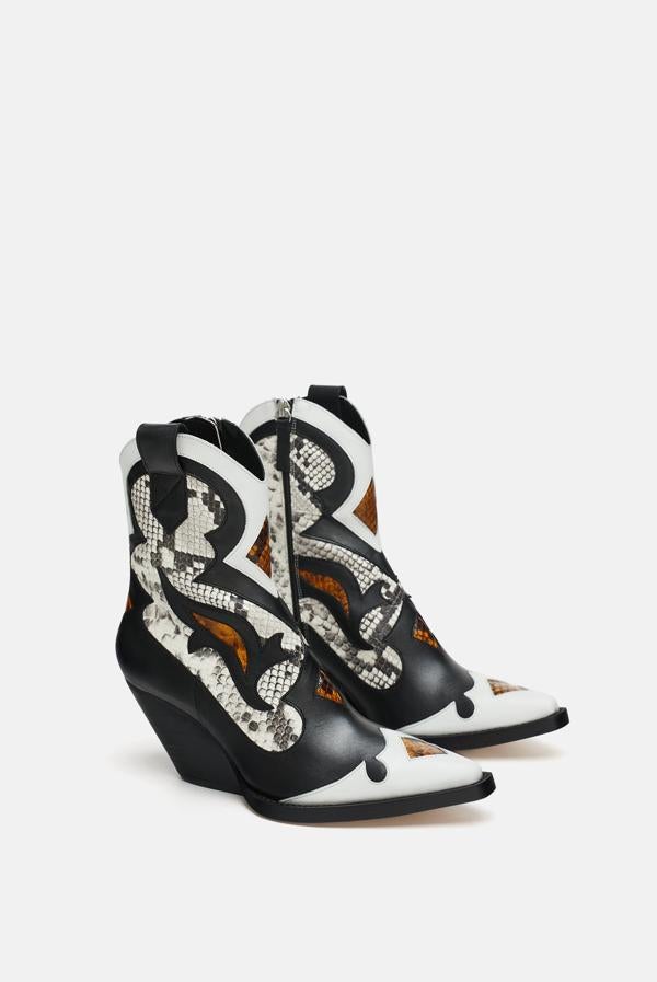 Si optamos por unas botas llamativas, como estas preciosidades de Zara (119 euros), tenemos dos opciones: hacerlas protagonistas con un total look monocromo o disputarles el protagonismo con un estilismo que las ignora por completo. Esta última opción es la que más nos gusta.