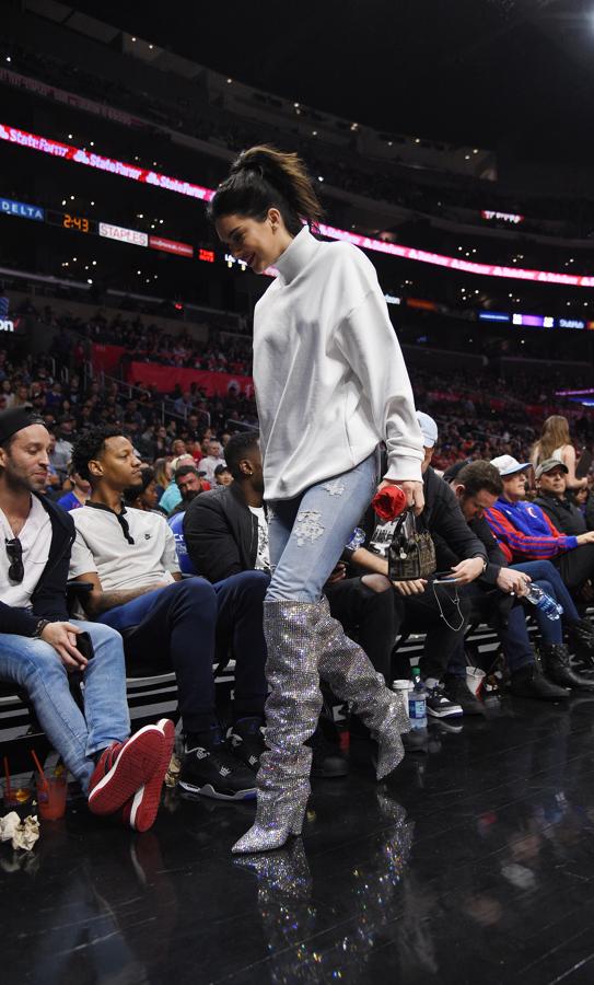 Brilla, brilla y no tengas miedo a brillar. Kendall Jenner se atrevió a usar unas botas metalizadas a tope. Para no sobre cargar su estilo las usó con un vaquero y sudadera gris.