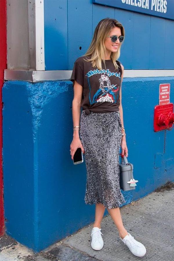 Las faldas metalizadas se mantiene como una de las tendencias favoritas de este otoño. Para quitarles seriedad combínalas con una camiseta o un jersey de punto. Ideal para el invierno con punto grueso y oversized.