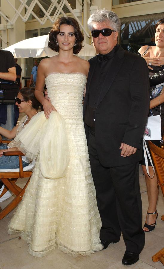 Para su desembarco en Cannes junto a Pedro Almodóvar, Penélope eligió este vestido de Elie Saab Haute Couture. la elección de ha valido que la edición estadounidense de Harper's Bazaar considerara esta una de las apariciones más glamurosas de todos los tiempos sobre la alfombra roja del festival de Cannes. Ahí es nada.