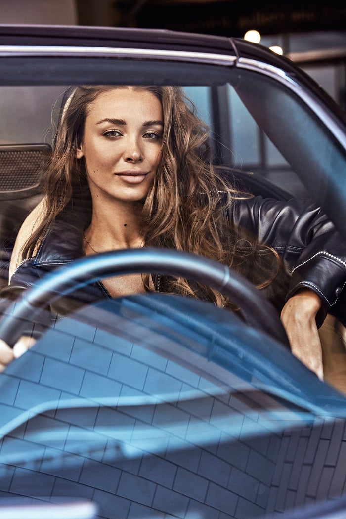 Lara, al volante de un Mazda MX-5 Red Heritage, lleva mono de cuero de Zadig &amp; Voltaire.