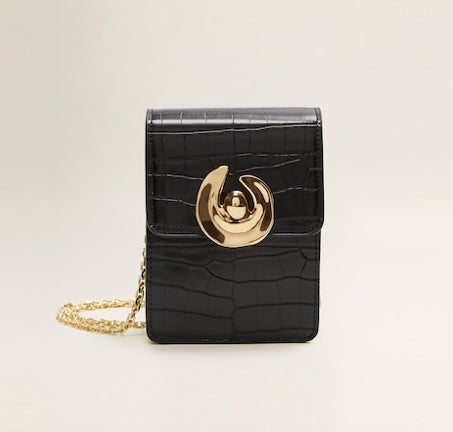 Mini bolso coco de Mango, con hebilla y cadena dorada: 19,99 euros.