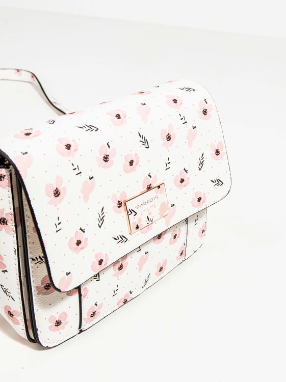 Bandolera blanca con estampado floral: 17,99 euros en Parfois.