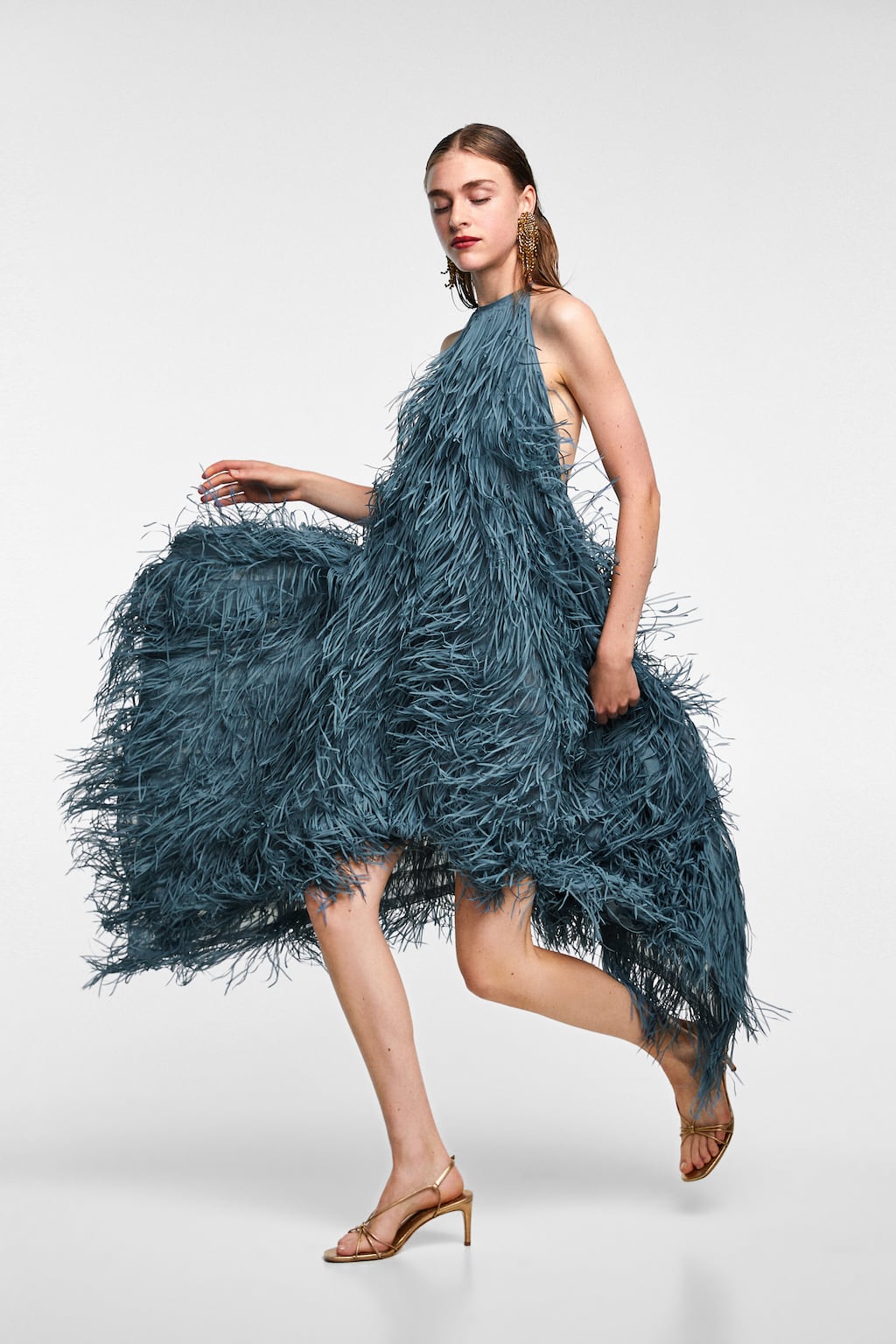 Vestido con flecos y cuello halter de Zara: 79,95 euros.