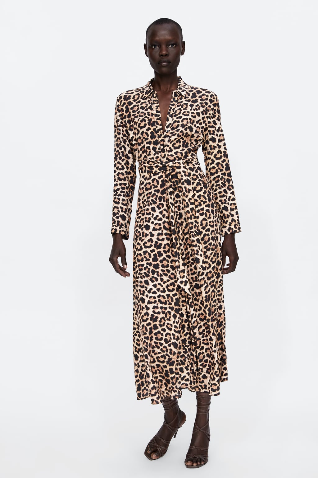 Vestido largo con estampado animal de Zara: 39,95 euros.