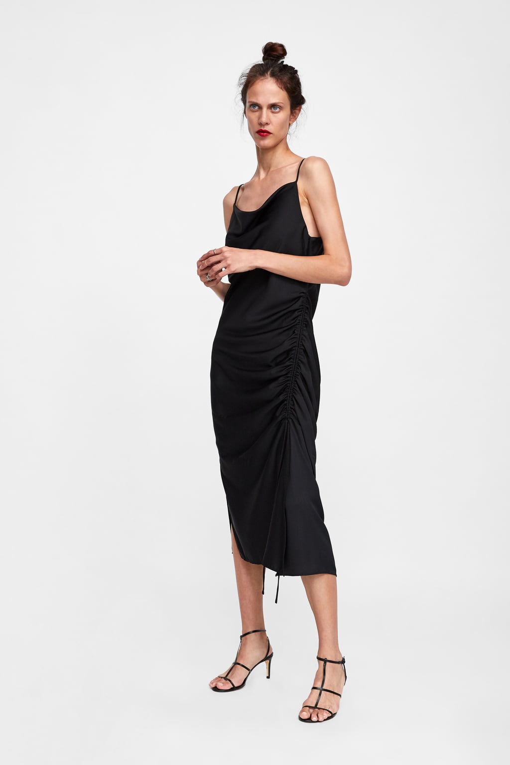 Vestido lencero con drapeado de Zara: 39,95 euros.