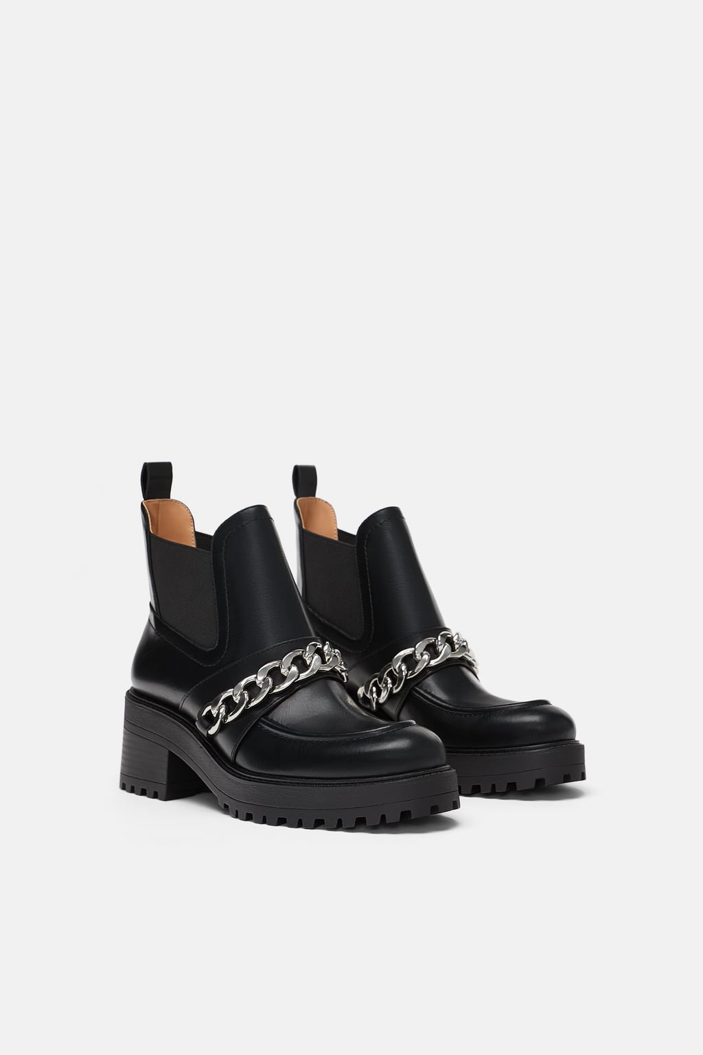 Botín con cadena de Zara: 49,95 euros.