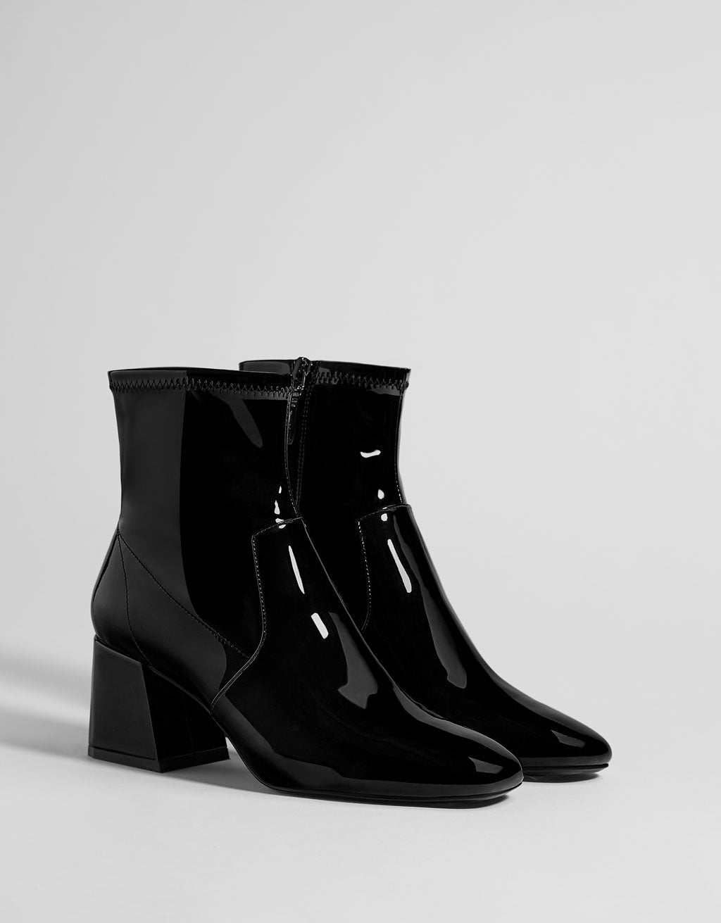 Botines de charol con tacón: 29,99 euros en Bershka.