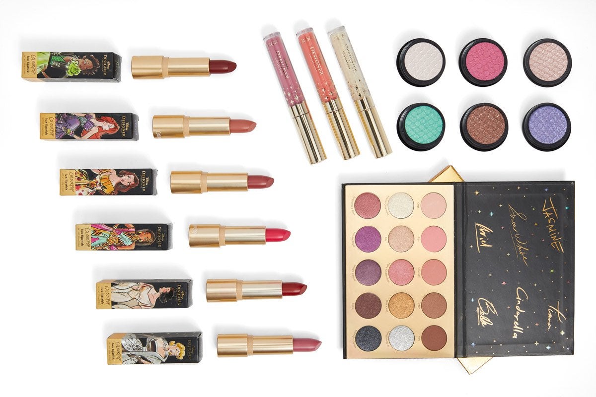 La colección de maquilaje de Disney x ColourPop nos muestra el lado más moderno y presumido de nuestras princesas Disney favoritas. La gama de maquillaje más divino de ColourPop tiene paletas y kit de sombras, pintalabios y glosses. Además, Jasmín, Blancanieves, Bella, Cenicienta, Ariel y Tiana abandonan sus clásicos trajes para hacernos a la idea de cómo queda el maquillaje con los looks de noche más glamurosos.