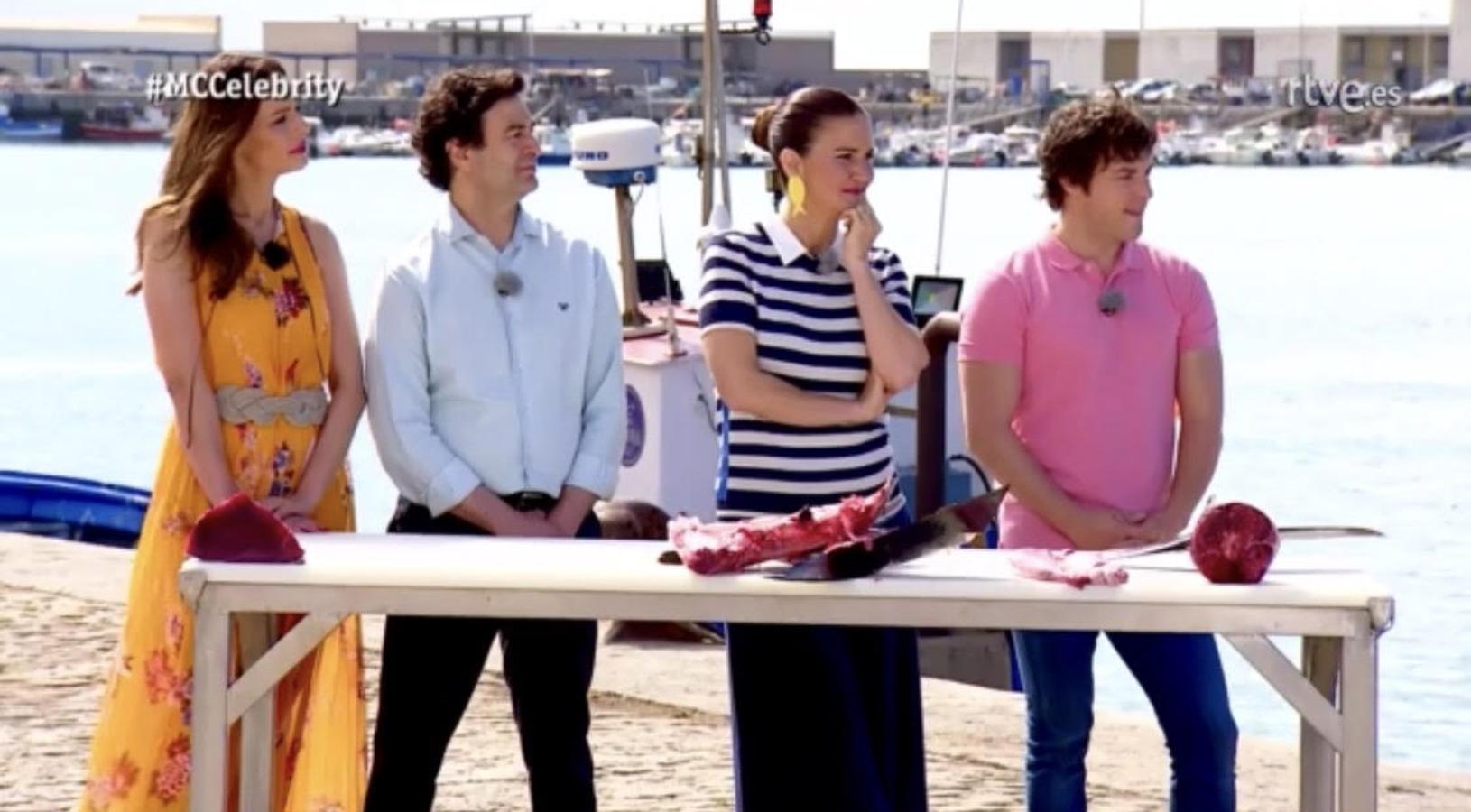 El vestido de Eva González, un diseño vaporoso en naranja con estampado floral, no solo nos ayuda a alargar el sabor de verano en este cálido comienzo del otoño, sino que también es perfecto para seguir potenciando el bronceado que nos han dejado los últimos días de sol y playa. Por eso, inspiradas por su favorecedor tono anaranjado, hemos buscado cinco opciones 'low cost' en Zara y Mango que te van a encantar.