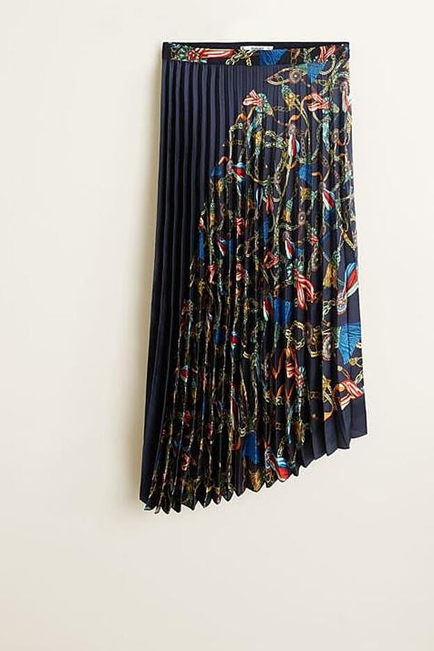 Falda plisada con estampado de pañuelo, 39,99 euros.