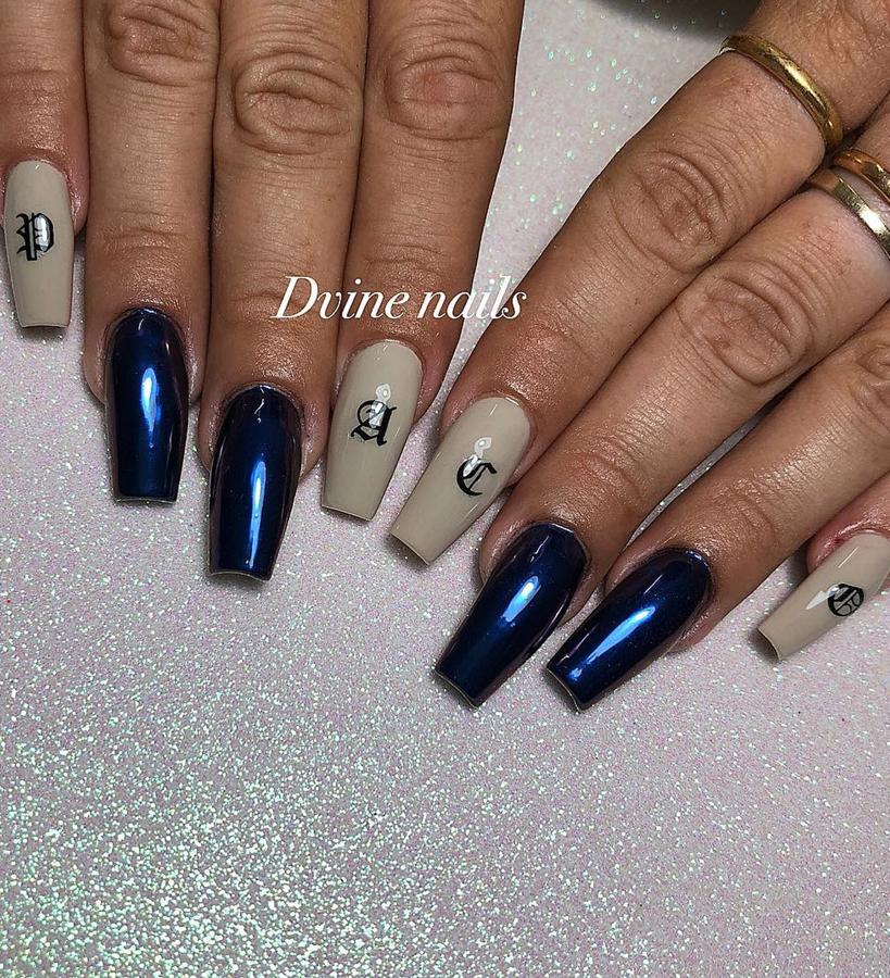 Perfecta para mujeres que estén orgullosas de sus raíces. Las iniciales de tu nombre y apellidos no tienen por qué estar solo en los bolsos de lujo.