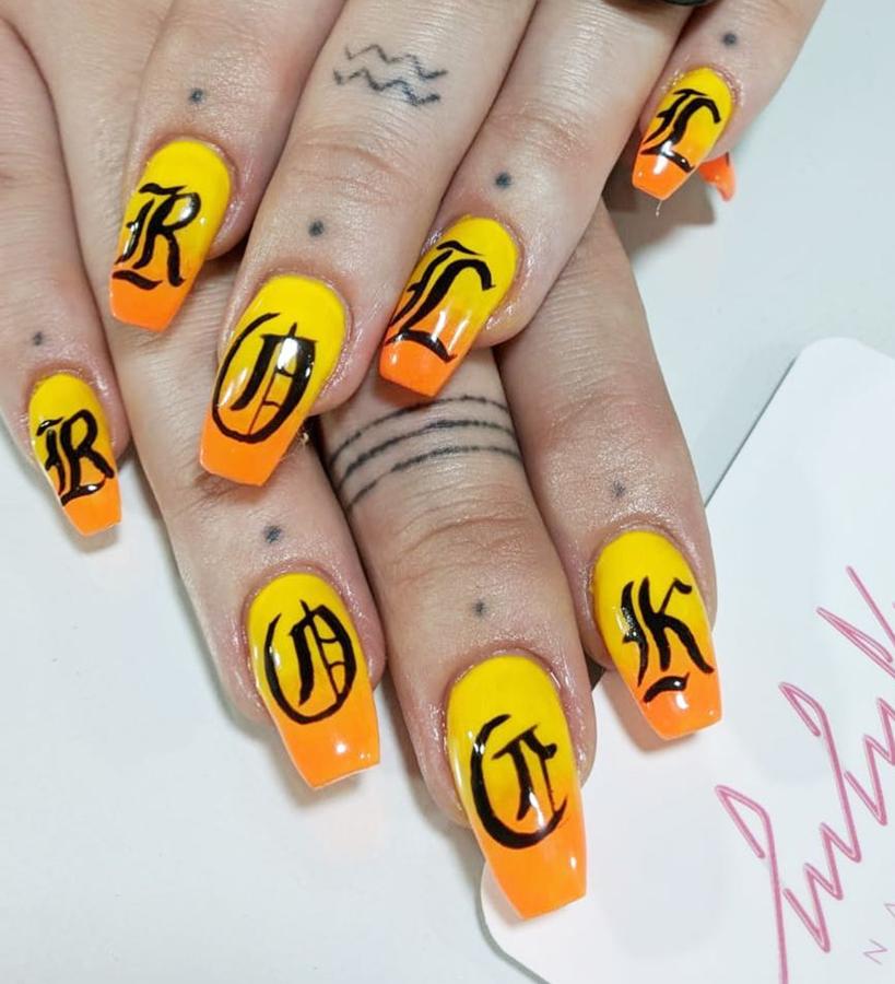 Si no te gusta el rock & roll también puedes adornar tus uñas con cualquier otro tipo de música y presumir así de gustos musicales.