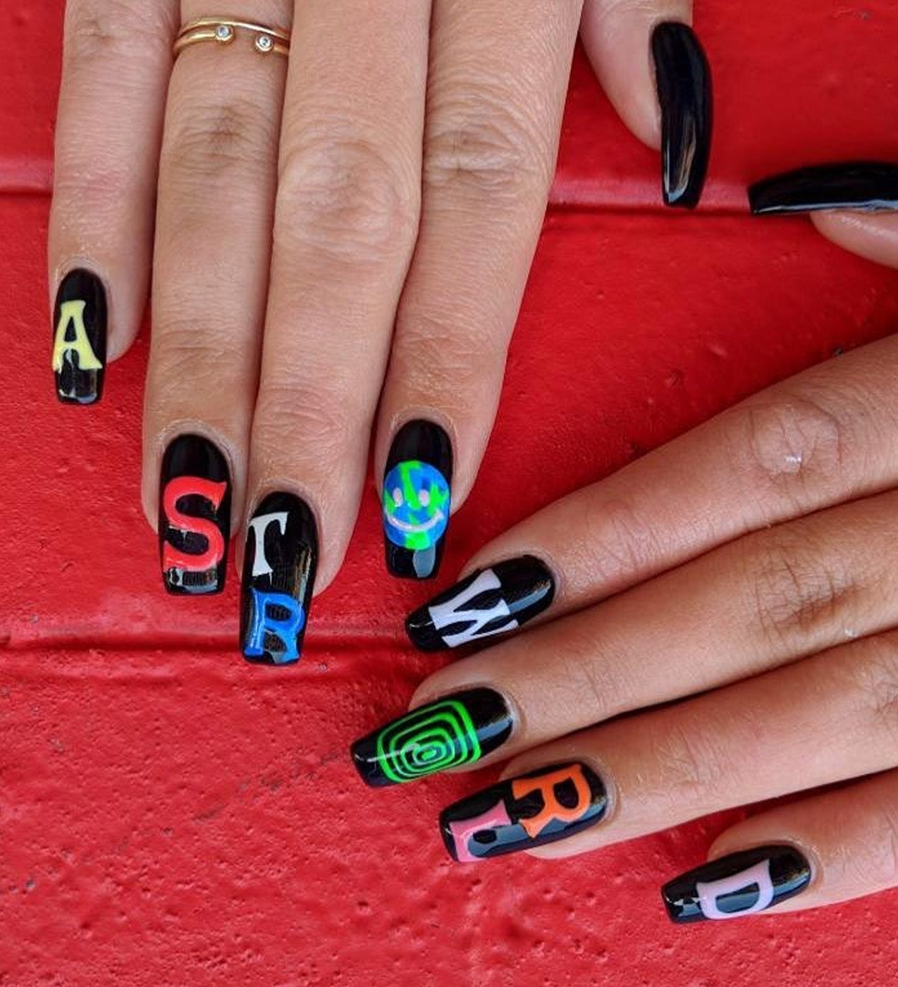 Tanto si crees en la astrología o no, queda claro que los planetas se han alineado para que te decidas a lucir un nail art diferente.