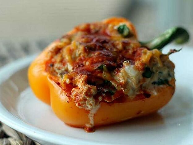 Pimientos rellenos de pollo y verduras