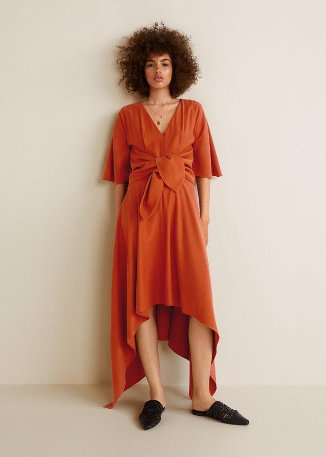 Y por último, una opción muy original y favorecedora de Mango que te servirá 24/7 y con el que conseguirás un look exquisito tanto para ir a la oficina, como para disfrutar del 'after work' o acudir a un evento de noche. ¡Larga vida al naranja (en todas sus tonalidades)!