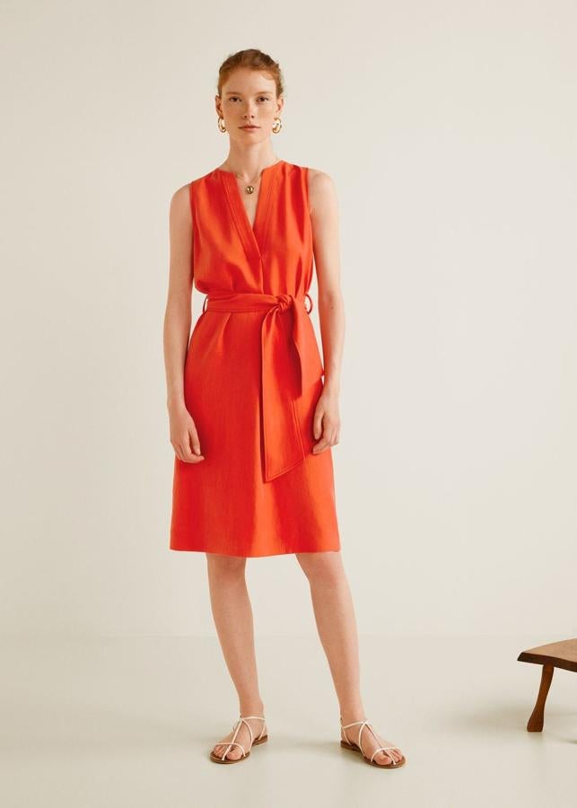 ¿Y qué nos decís de este sencillo vestido sin mangas con detalle de lazo en la cintura? Sin duda, nuestro favorito para un look 'working girl' muy favorecedor.