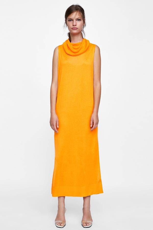 Este vestido midi de Zara con cuello 'soft' en color naranja lo podrás usar durante todo el otoño, ya sea con sandalias, botas e, incluso, zapatillas. Cuesta 29.95 euros.
