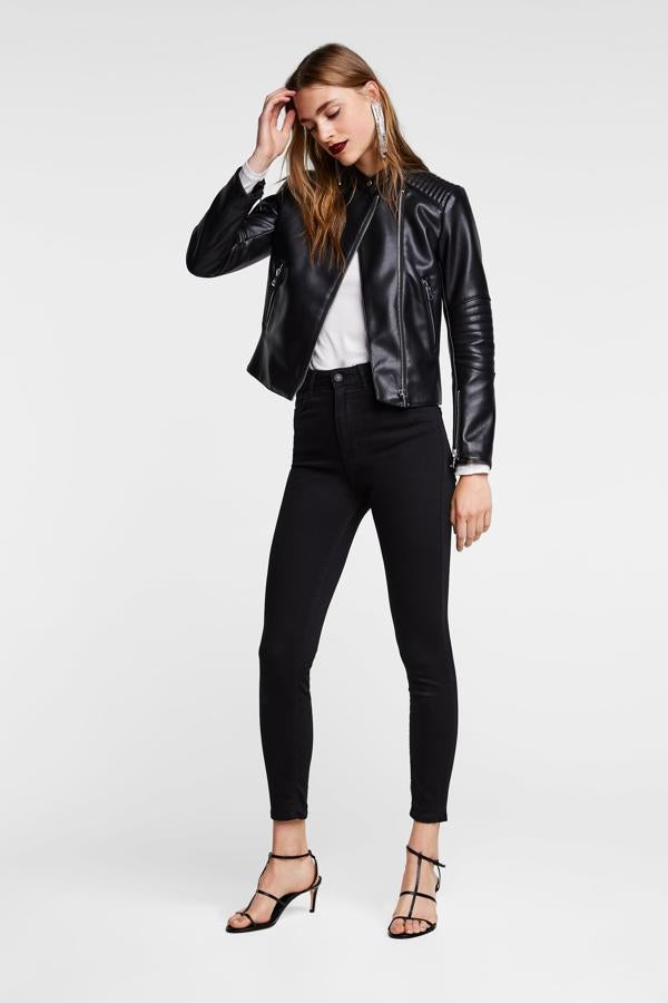 En Zara hay cazadoras de cuero para todos los gustos. Esta lleva detalles en codos y hombros (39,95 euros).