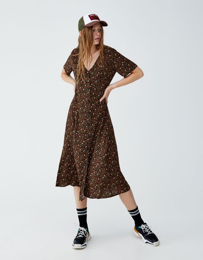 El perfecto vestido grunge: mínimas flores en el estampado y hechuras minimalistas (Pull&Bear, 29,99 euros). El estilismo lo hace todo.
